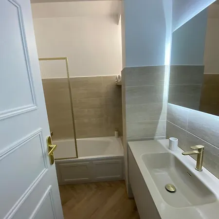 Climatise 3 Minutes Mer, Parking, Central, Terrasse, Cosy