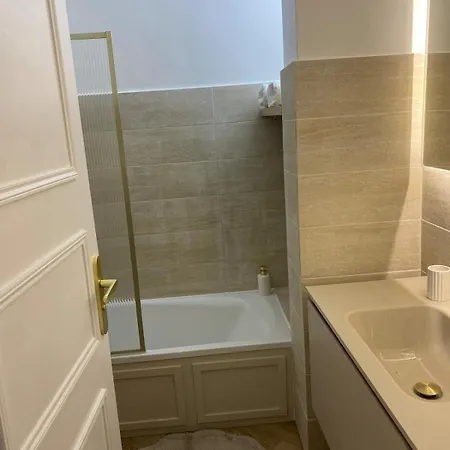 Climatise 3 Minutes Mer, Parking, Central, Terrasse, Cosy 滨海卡涅
